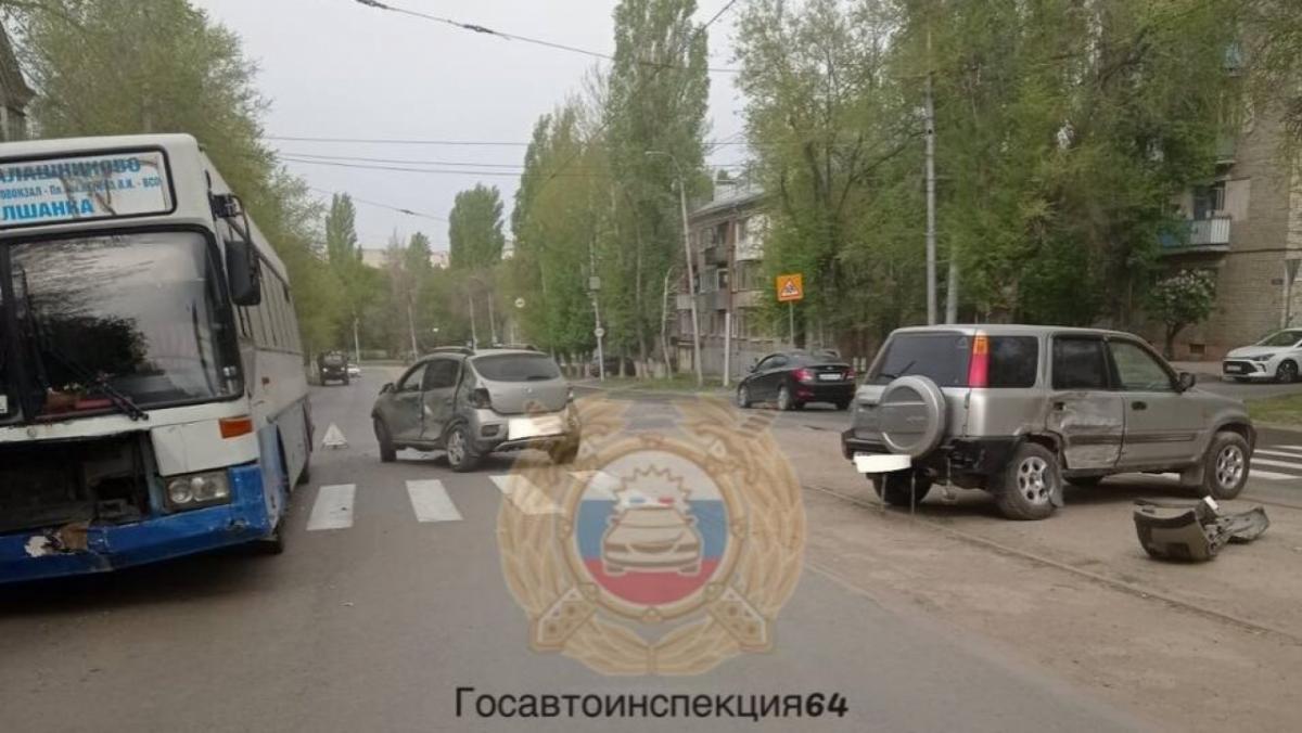 В Саратове на Энтузиастов столкнулись автобус и 2 иномарки