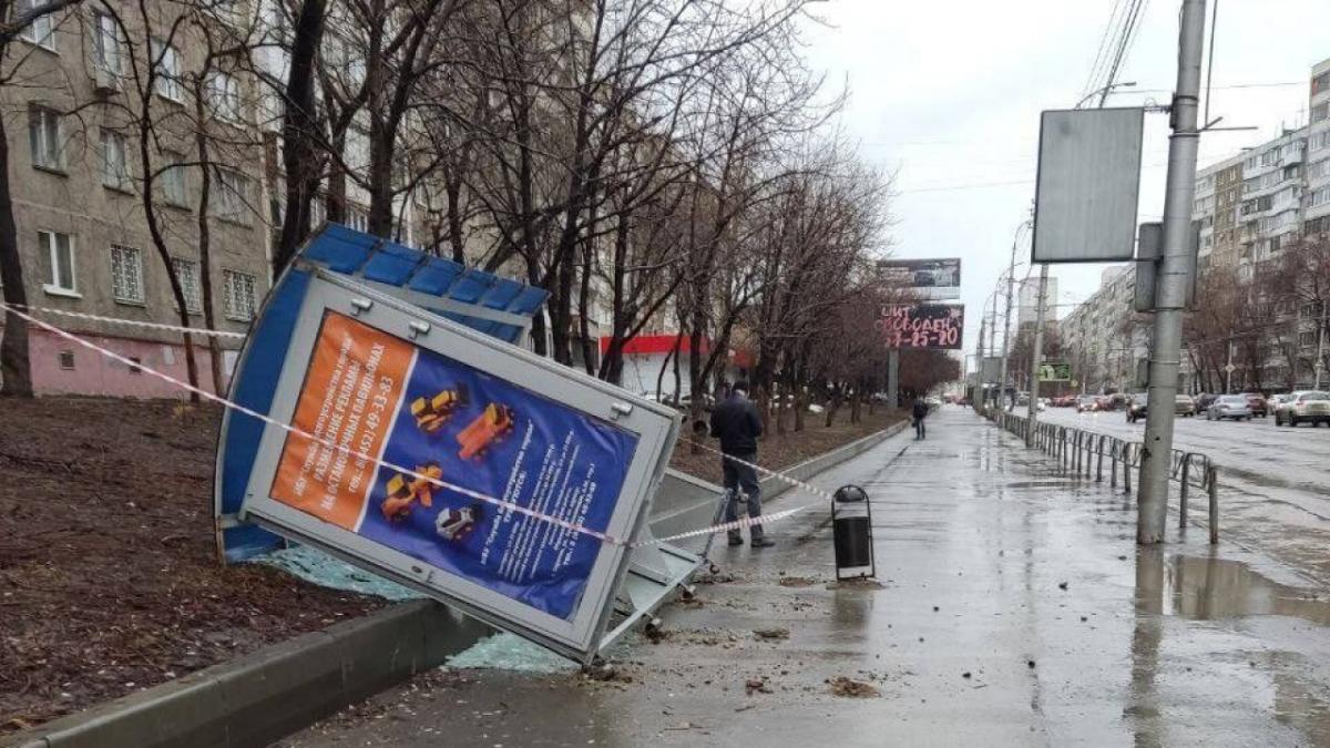 В Саратове ураган вырвал из земли автобусную остановку на Чернышевского