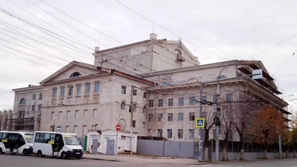 Реконструкция оперного театра в Саратове возобновится в конце 2024 года