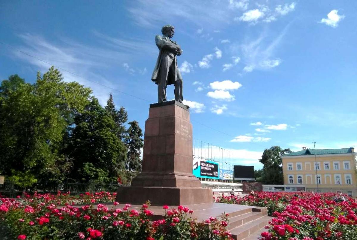 стань первым города. социальная реклама самара. муравьеву – амурскому, набережная в г. статуя стела ижевск. люди на улице.