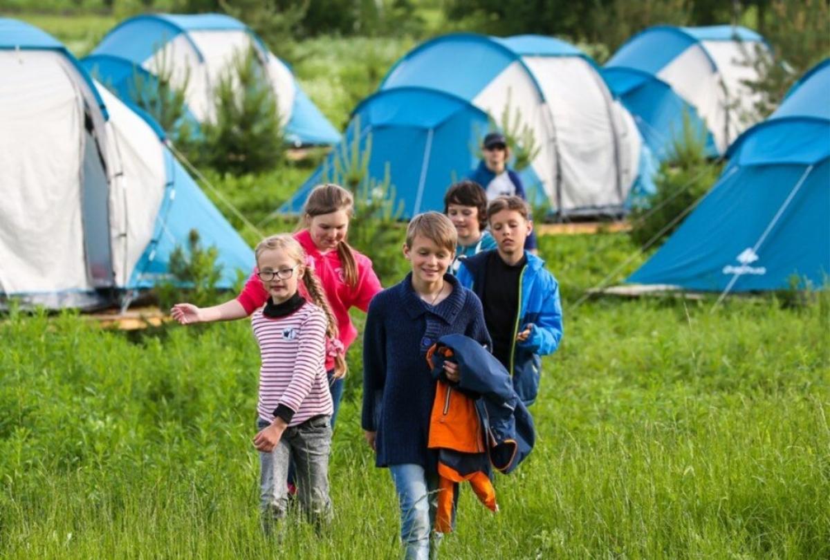 Детский отдых янао. Палаточный лагерь для детей. Летний палаточный лагерь. Детский туристический лагерь. Палаточный туристический лагерь.