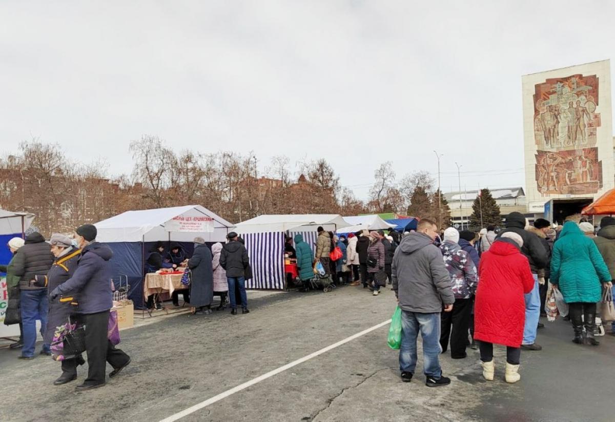 ярмарка на театральной площади в саратове 2023. ярмарочная торговля. есть ли ярмарка на театральной площади в саратове сегодня. есть ли ярмарка на театральной площади в саратове сегодня. ярмарка на театральной площади.