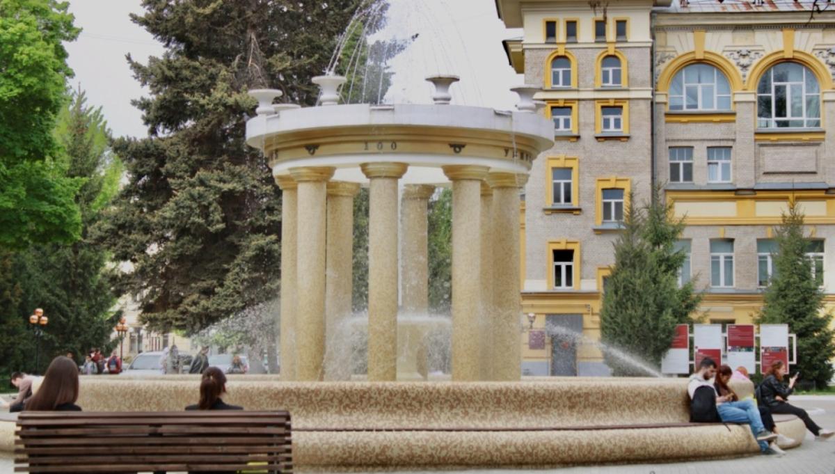 В Саратове открылась новая парковая зона с фонтаном между 4 улицами