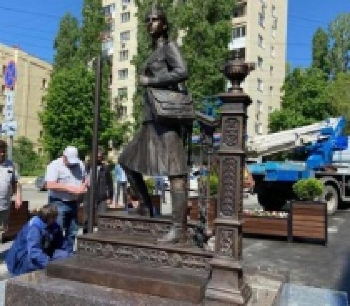 В Саратове установили памятник военной медицинской сестре