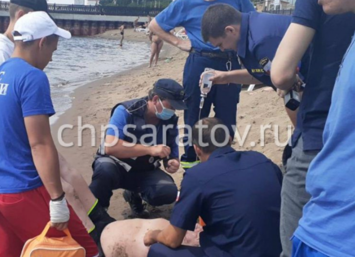 Спасатели на пляжах на Волге. Спасатели на новом городском пляже в Саратове. Мужчина 23 июня