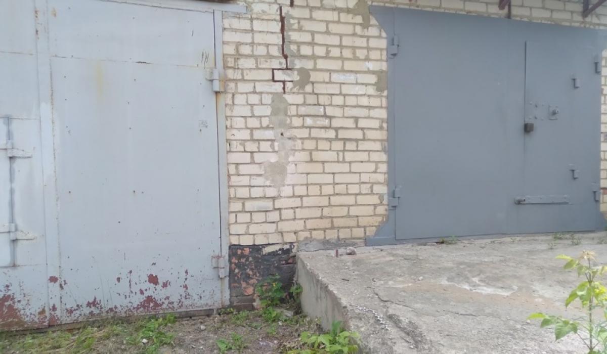 закрытый гараж. ограбили гараж. гараж прикол. отравились в гараже угарным газом. мальчика заперли в гараже.